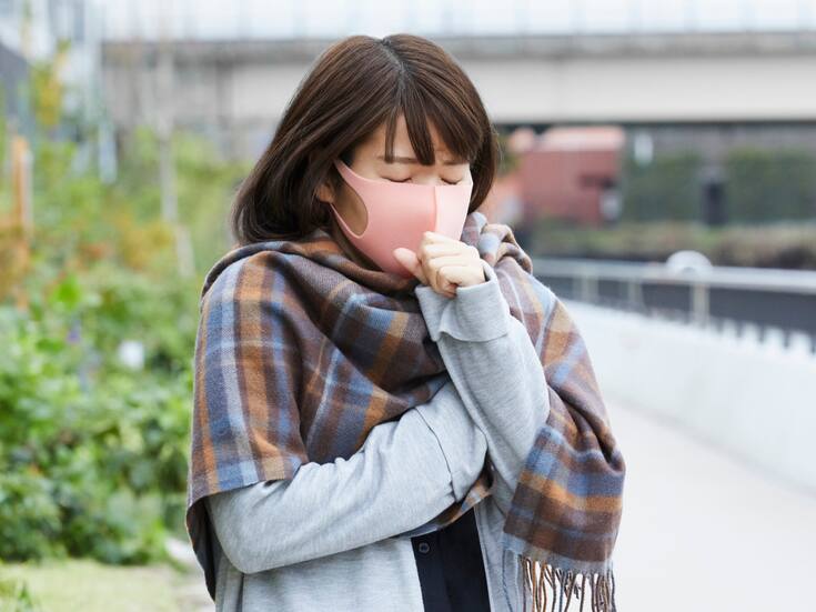 Por qué la tos empeora en invierno y cómo tratarla de forma segura