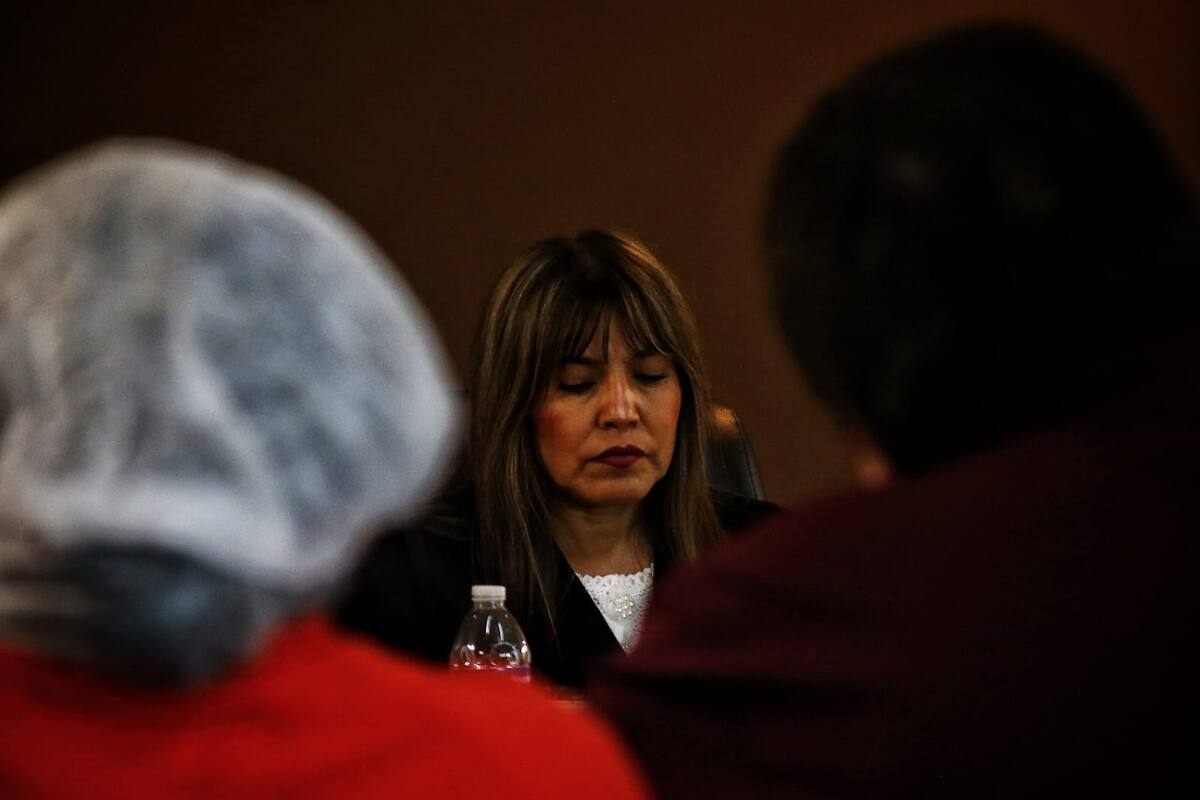 Hijos de pareja de niñeros revelan abusos