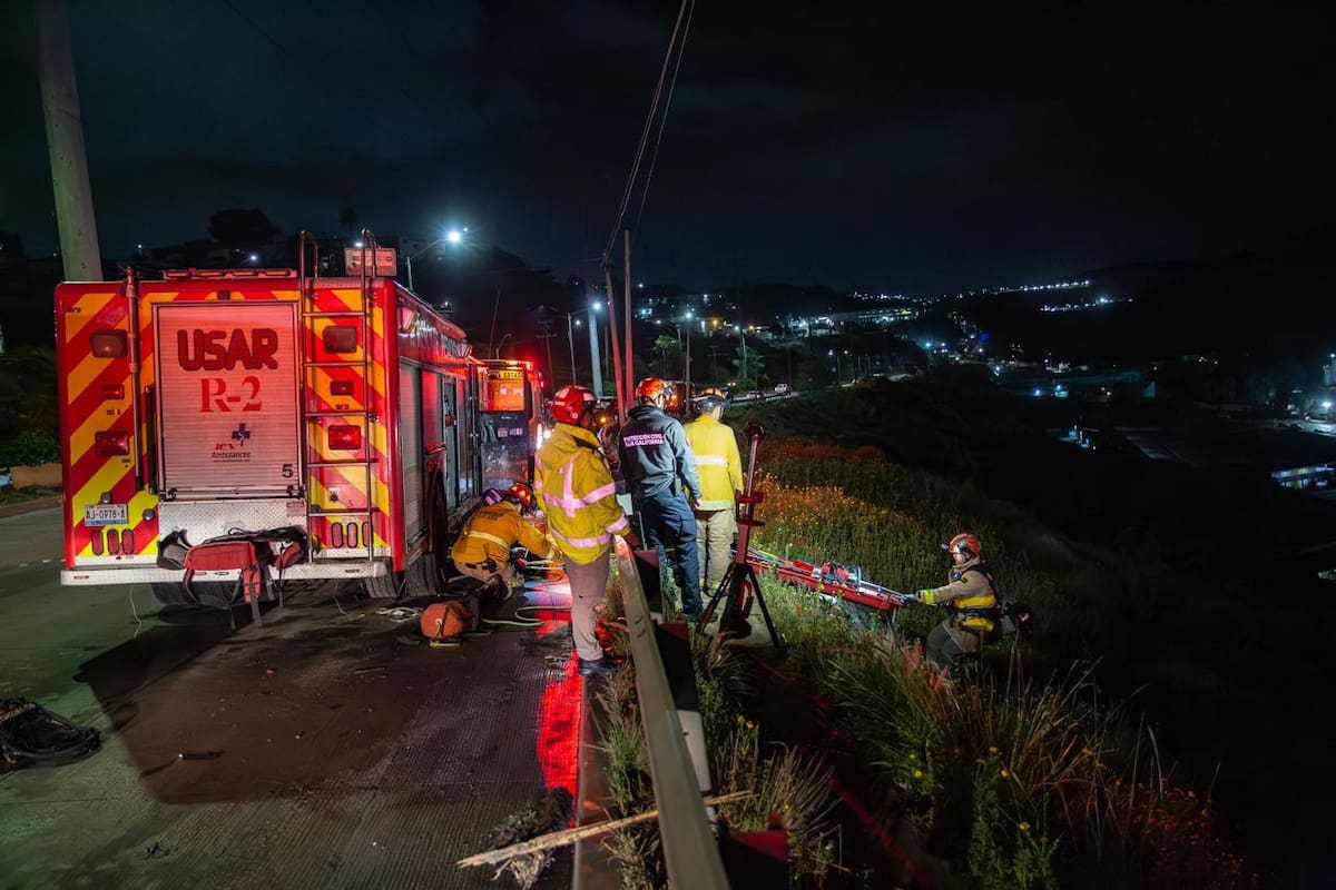 Rescatan a taxista tras caer 35 metros en el Libramiento Sur