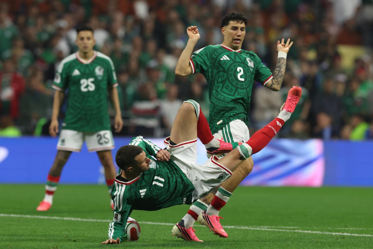 Santiago Giménez cae tras intentar hacer una tijera. (Foto: EFE)
