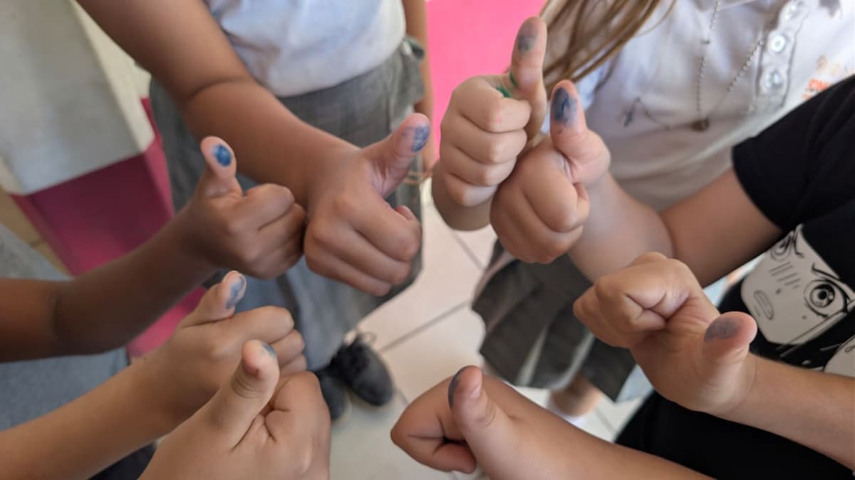 Los resultados de la votación, que incluyó elementos como tinta indeleble y un consejo de vigilancia infantil, se darán a conocer en un acto oficial el próximo lunes.