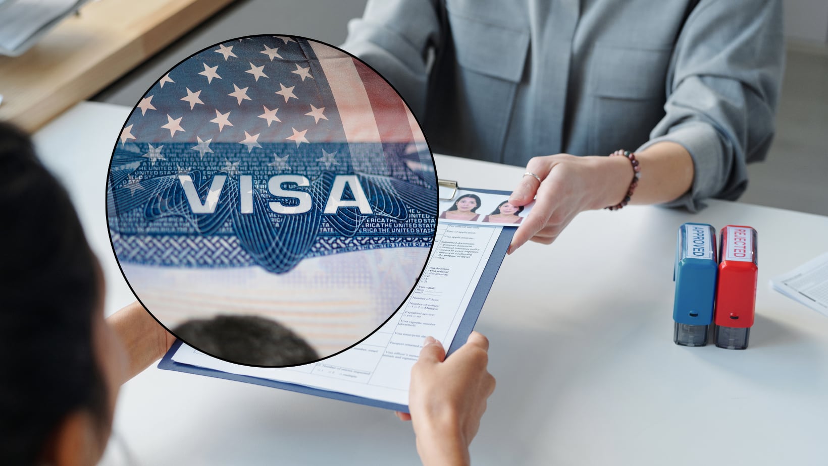 De acuerdo con información oficial del Departamento de Estado de Estados Unidos, publicada el 18 de septiembre de 2025 y vigente desde el 1 de octubre del mismo año, la entrevista presencial volvió a ser el eje central del proceso para prácticamente todos los solicitantes.