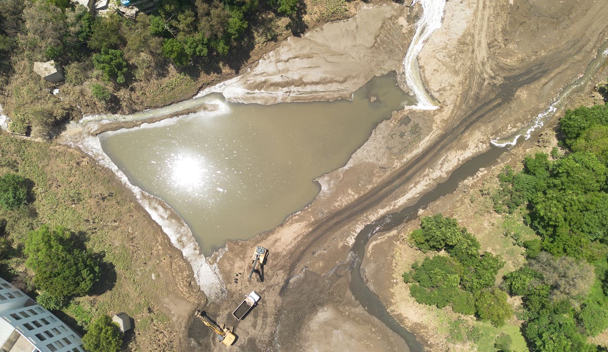 (250730) - CIUDAD DE MEXICO, 30 julio, 2025 (Xinhua) - Imagen tomada con un dron el 29 de julio de 2025 de maquinaria trabajando en la presa Anzaldo, en la Ciudad de México, capital de México. México avanza en la modernización de sus sistemas meteorológicos mediante la implementación de la inteligencia artificial (IA) en los modelos de predicción, los cuales son capaces de prever hasta en menos de una hora fenómenos extremos como inundaciones súbitas, olas de calor y ciclones tropicales. (Xinhua/Francisco Cañedo) (fc) (ah) (ra) (vf)