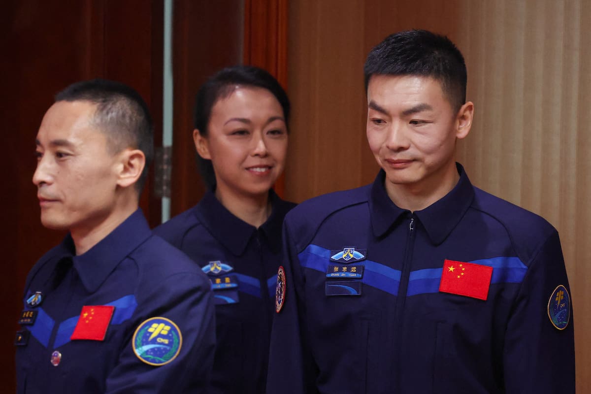 Los astronautas Zhu Yangzhu, Zhang Zhiyuan y Lai Ka-ying, la primera astronauta de Hong Kong, caminan para asistir a una conferencia de prensa antes de la misión espacial Shenzhou-23 a la estación espacial china Tiangong, en el Centro de Lanzamiento de Satélites de Jiuquan, cerca de Jiuquan, provincia de Gansu, China, el 23 de mayo de 2026. REUTERS/Maxim Shemetov