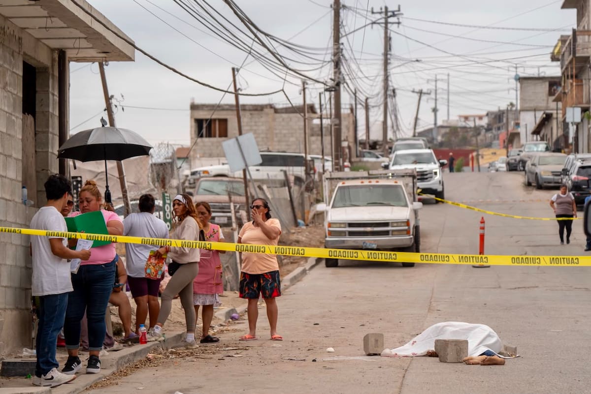 La víctima, de 20 años, perdió la vida en la colonia Pedregal de Matamoros; su familia solicita apoyo para trasladar el cuerpo a Sonora.
Fotos: Border Zoom.