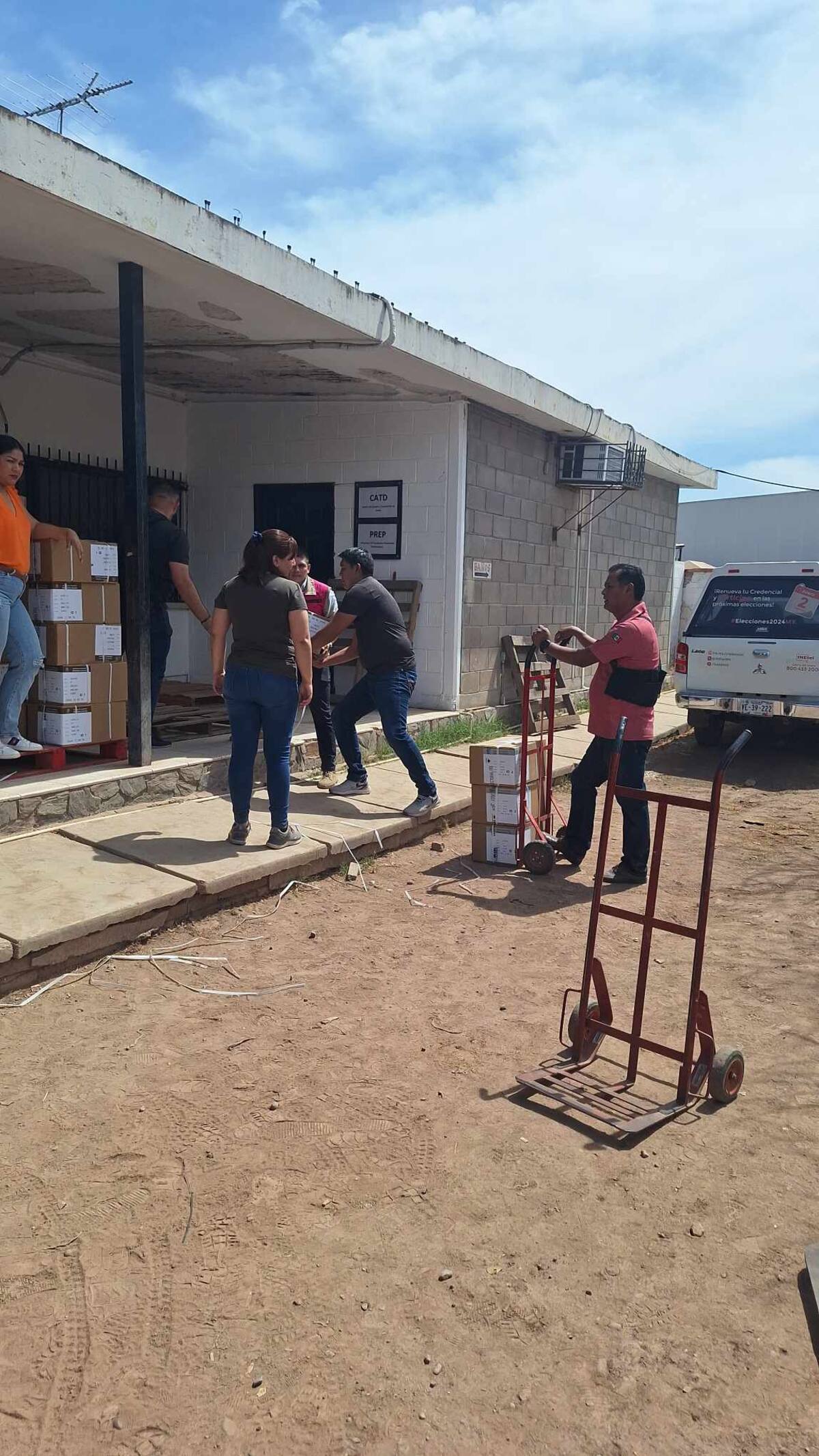 Un total de 300 mil 371 boletas electorales de las tres elecciones se recibió esta mañana