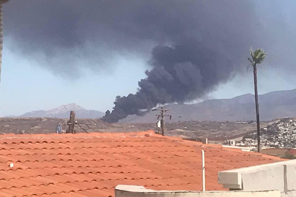 Más de 200 vehículos destruidos y una casa dañada tras incendio en Otay Mesa