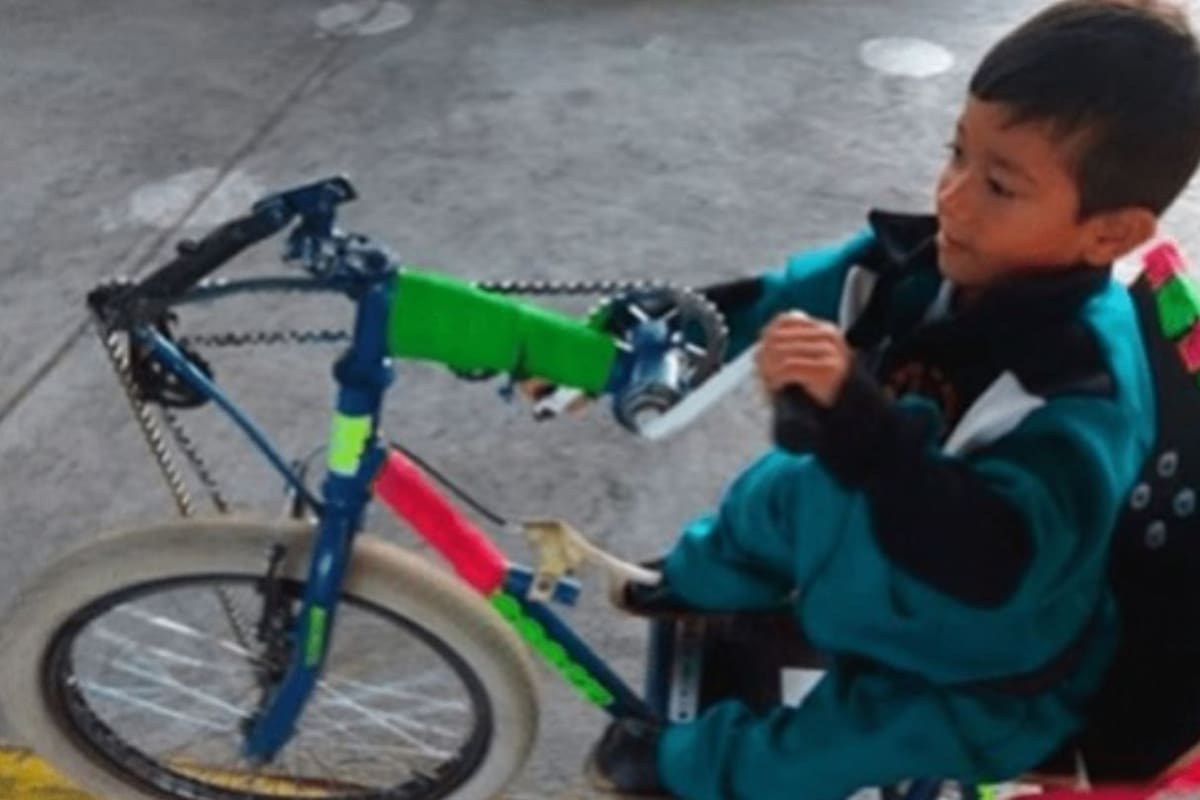 Crean bicicleta para niño discapacitado; "se roba" desfile de Revolución