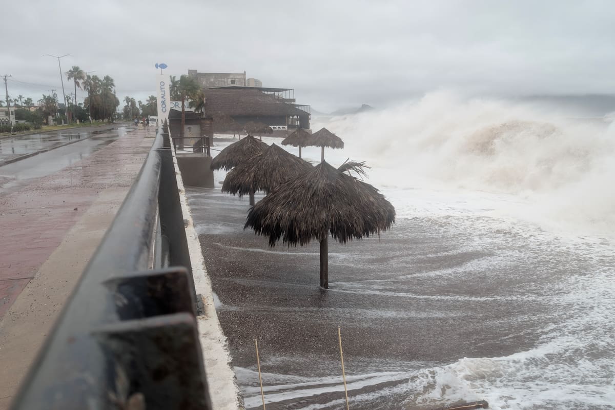 Huracán Polo toca tierra en Sonora y mantiene alerta por lluvias y fuertes vientos