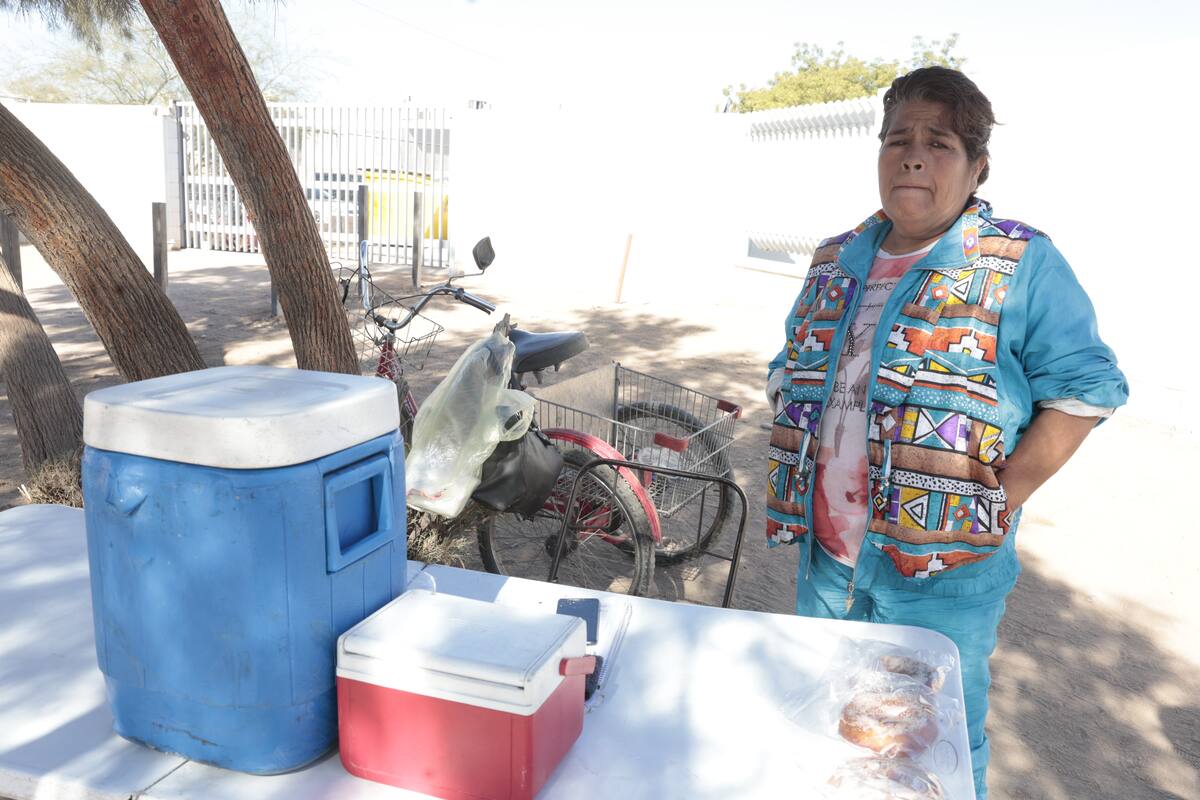 Con todo el ánimo Lucila inicia su negocio de burritos por fuera del Cobach Camino del Seri de Hermosillo