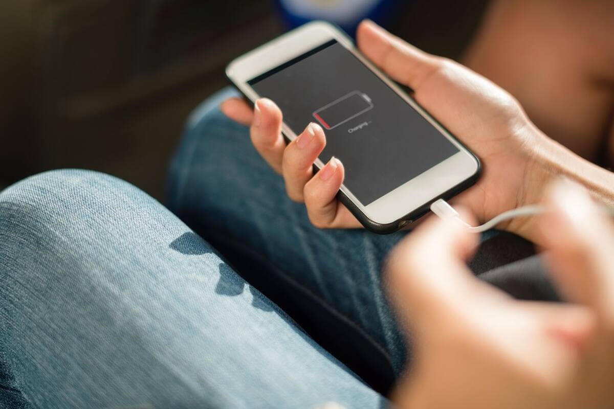 ¿Qué pasa si dejas el cargador conectado a la corriente eléctrica sin cargar tu celular?
