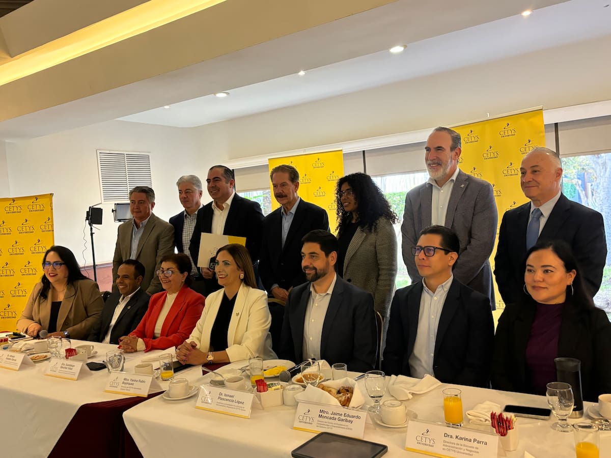 Académicos alertan sobre pérdida de poder adquisitivo, encarecimiento de insumos y freno al crecimiento empresarial. Foto: Lorena Salinas