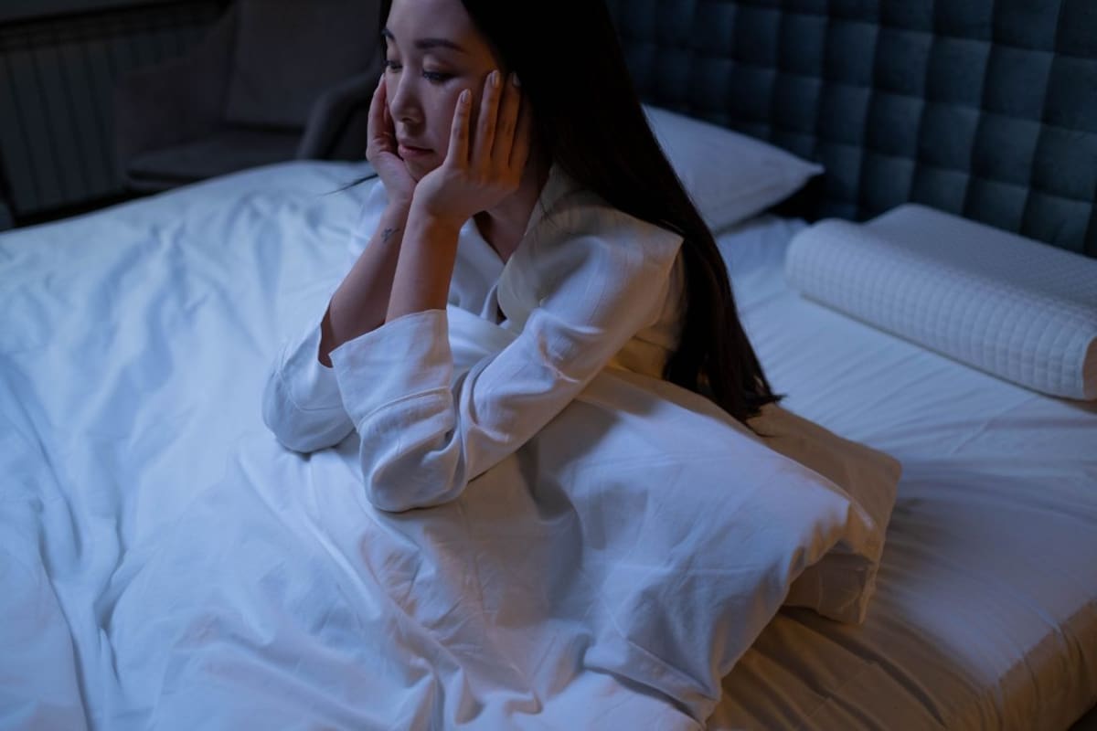 ¿Te pasa que no puedes dormir en un lugar nuevo? Expertos explican el detrás del “efecto primera noche”, razón por la que pasas la noche dando vueltas, despertándote a cada rato y sintiendo que no descansaste nada