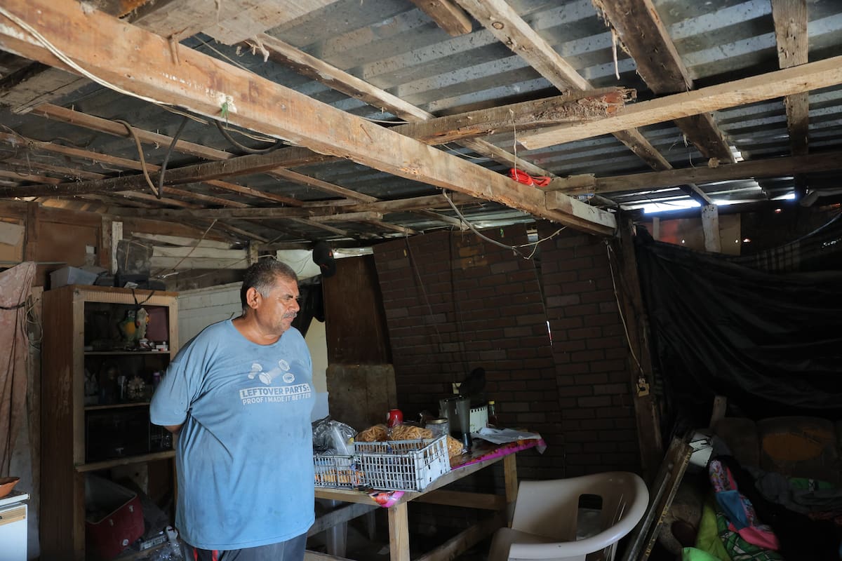 La familia López Ruiz quienes viven en la calle Topolobampo #80 del barrio de la Cruz de Bahía de Kino solicitan apoyo en ropa de todas edades, muebles y despensas porque es uno de los domicilios que mas entró el agua como producto de las lluvias de la Tormenta Tropical "Lorena". | Crédito: Julián Ortega (GH)