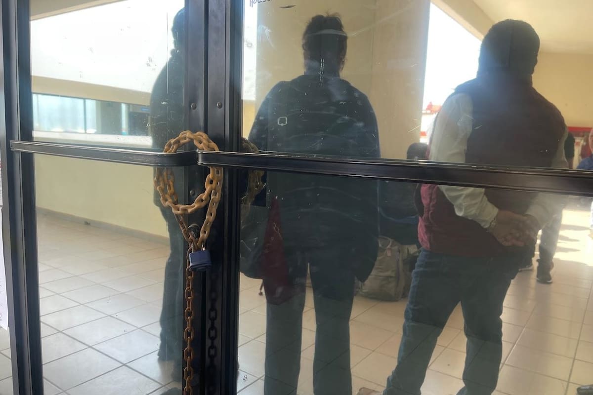 Profesores de educación física toman oficinas de Educación en Rosarito