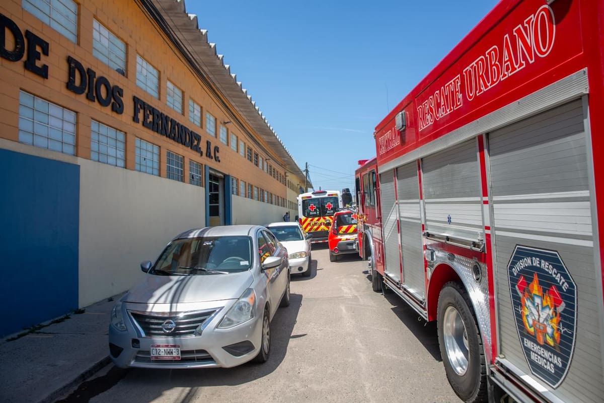 Atienden a tres estudiantes por posible intoxicación en colegio de la colonia Libertad