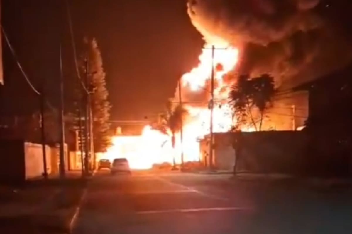 Explosión por huachicol en Guanajuato: incendio con llamas de más de 40 metros, evacuaciones y despliegue federal tras toma clandestina