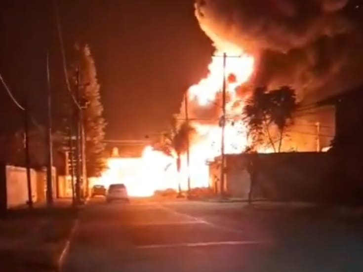 Explosión por huachicol en Guanajuato: incendio con llamas de más de 40 metros, evacuaciones y despliegue federal tras toma clandestina