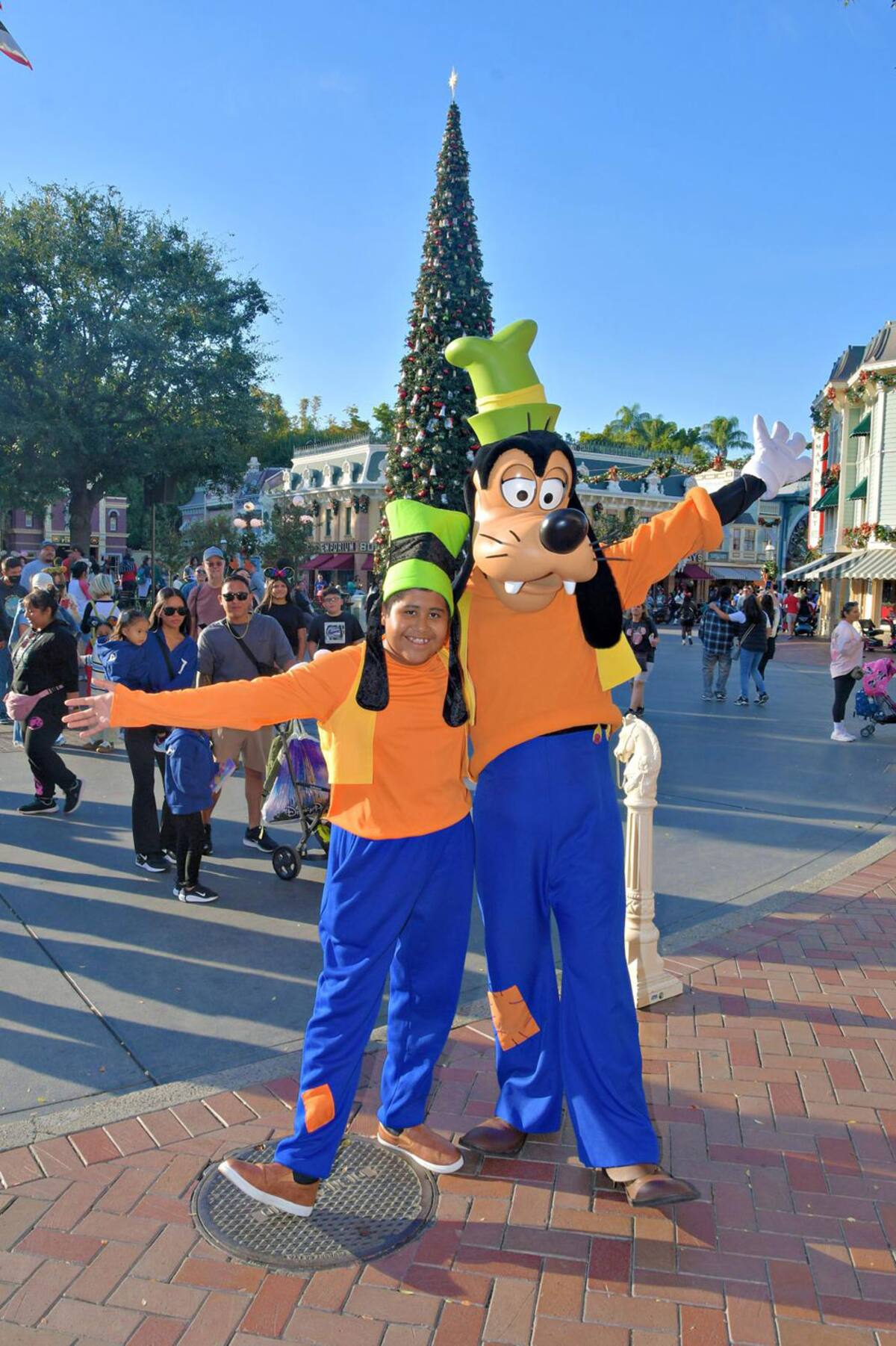 Disneybounding es la tendencia de vestirse similar que los personajes de Disney, sin usar disfraces, los cuales están restringidos para los adultos en Disneyland Resort.