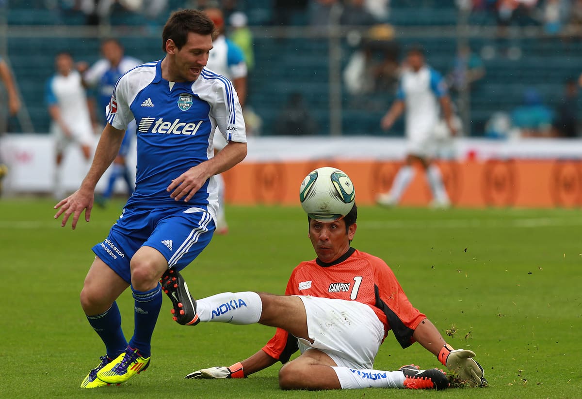 Jorge Campos intenta se barre ante Lionel Messi en el 2011 en el Estadio Azul durante el juego: "Los Amigos de Messi" vs "Las Estrellas del Mundo". (AP Photo/Christian Palma)