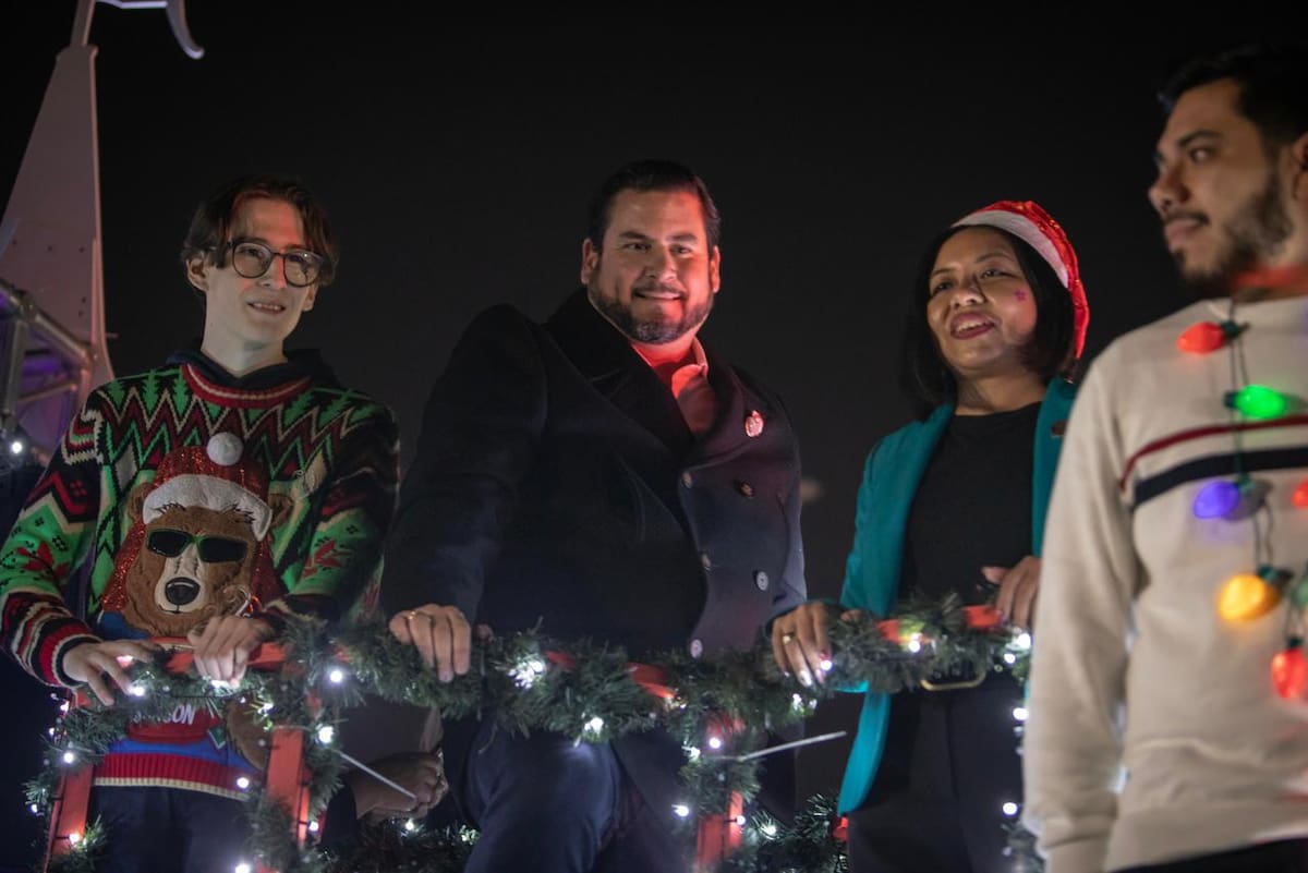 El bulevar Insurgentes se llenó de luces, música y familias durante la caravana navideña que recorrió esta vialidad y concluyó en el Parque Morelos. Foto: Border Zoom