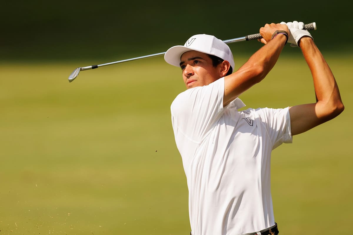 Carlos Astiazarán, golfista sonorense que representa a Vanderbilt, ejecuta un golpe durante una competencia del circuito colegial en Estados Unidos. (Foto: Vanderbilt Commodores)