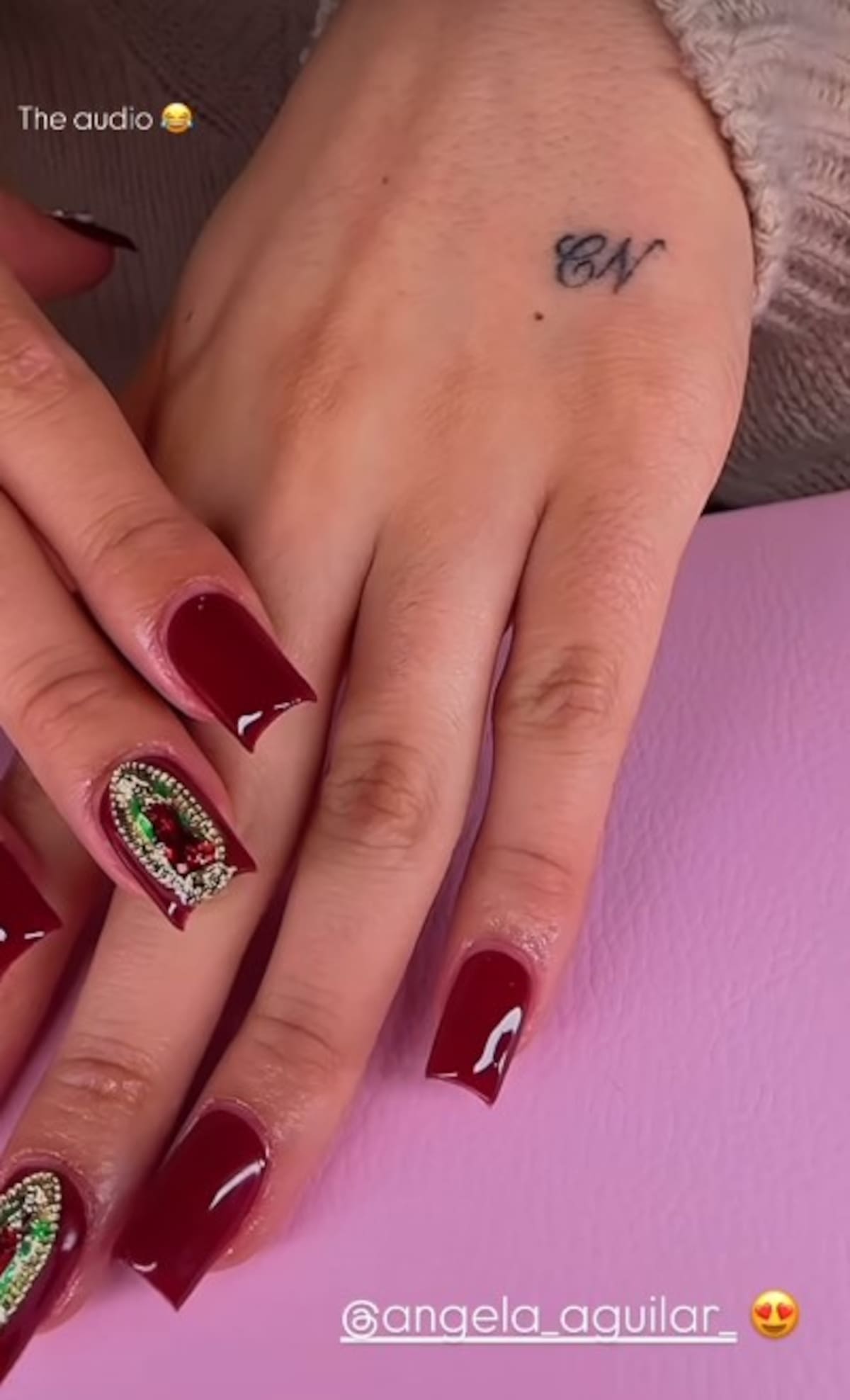 Ángela Aguilar presume look de la Virgen de Guadalupe en sus uñas.