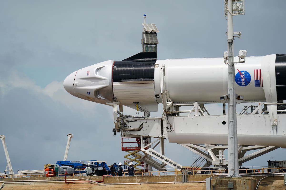 El Falcon 9, el cohete de la empresa SpaceX, con una capsula Dragon en los preparativos para su lanzamiento, el martes 26 de mayo de 2020, en el Centro Espacial Kennedy, en Cabo Cañaveral, Florida. (AP Foto/David J. Phillip)