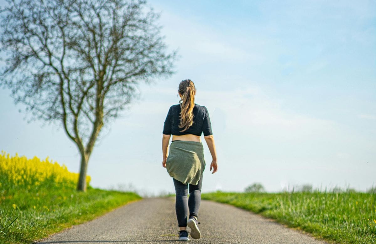 Paseos japoneses, la tendencia que gana popularidad por su efecto en la ansiedad y la salud mental | Foto: Especial (canva)