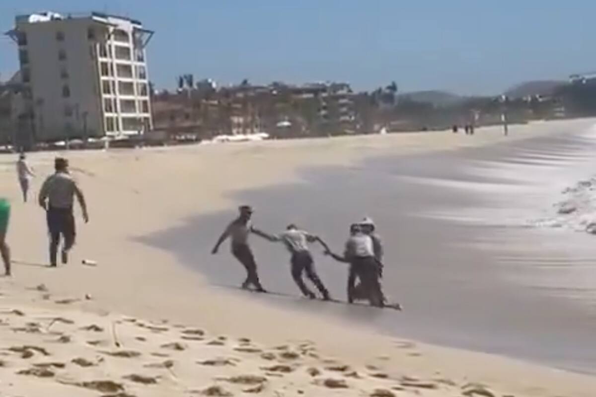 VIDEO: Guardia Nacional rescata a pareja de adultos mayores arrastrados por una ola en el mar