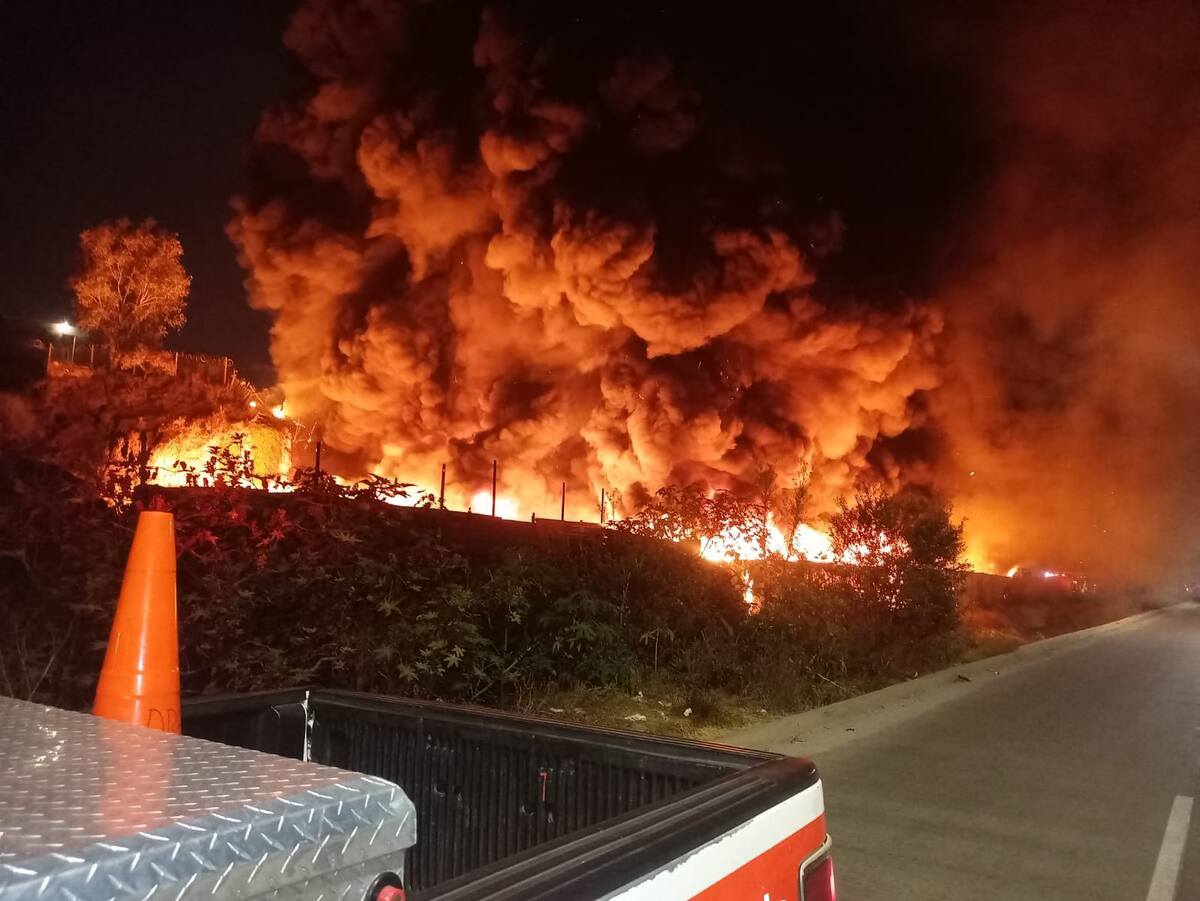 Protección civil pidió a la población de la zona evitar, en la medida de lo posible, realizar actividades al aire libre durante este día,. debido a la contaminación generada por el incendio.