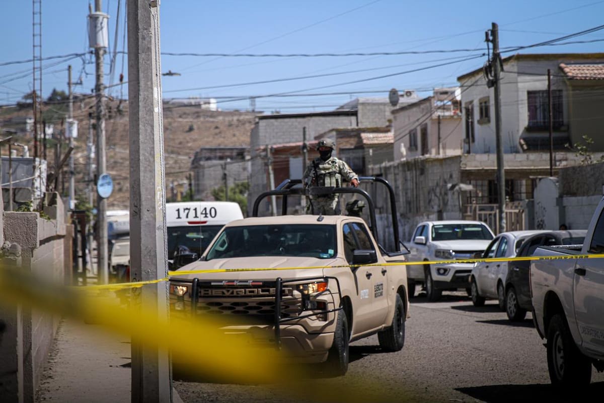 El hallazgo ocurrió tras un reporte por olores fétidos; agentes encontraron el cuerpo con huellas de violencia y aseguraron a un hombre en la vivienda. Foto: Border Zoom.