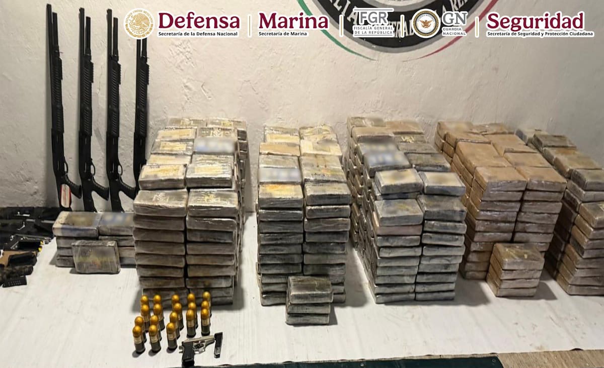 Autoridades federales realizaron un cateo en un inmueble de Tapachula, Chiapas, donde aseguraron droga, armas y vehículos de carga. | Foto: OHarfuch/X.