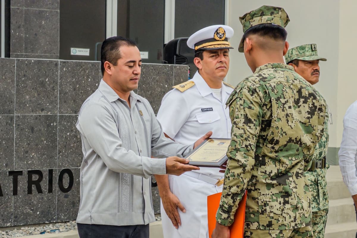 Reconocen al marino que ayudó a salvar a dos jóvenes de ahogarse en San Felipe durante Semana Santa