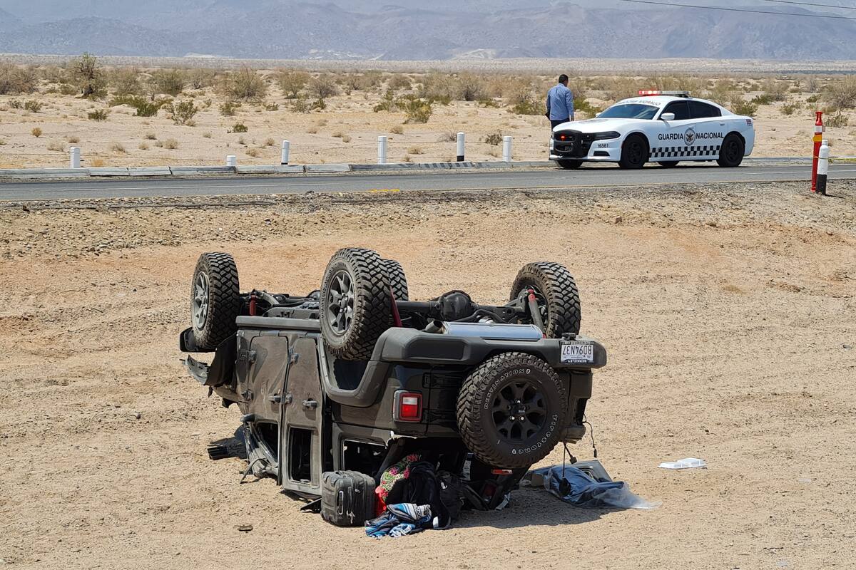 Vuelca familia en carretera a Mexicali, muere una mujer