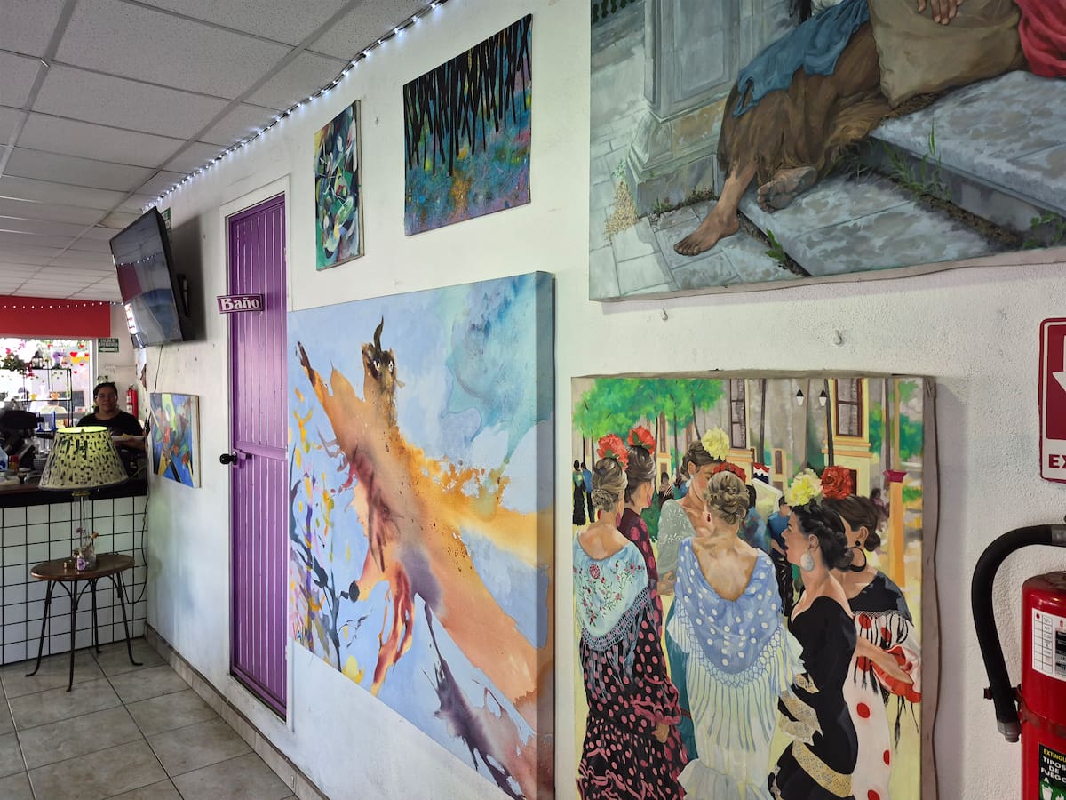 La coadministradora del espacio cultural Axolot Café expuso que la falta de apoyo en el consumo local y el asentimiento de franquicias han desplazado emprendimientos de este giro. Foto: Michelle Castillo