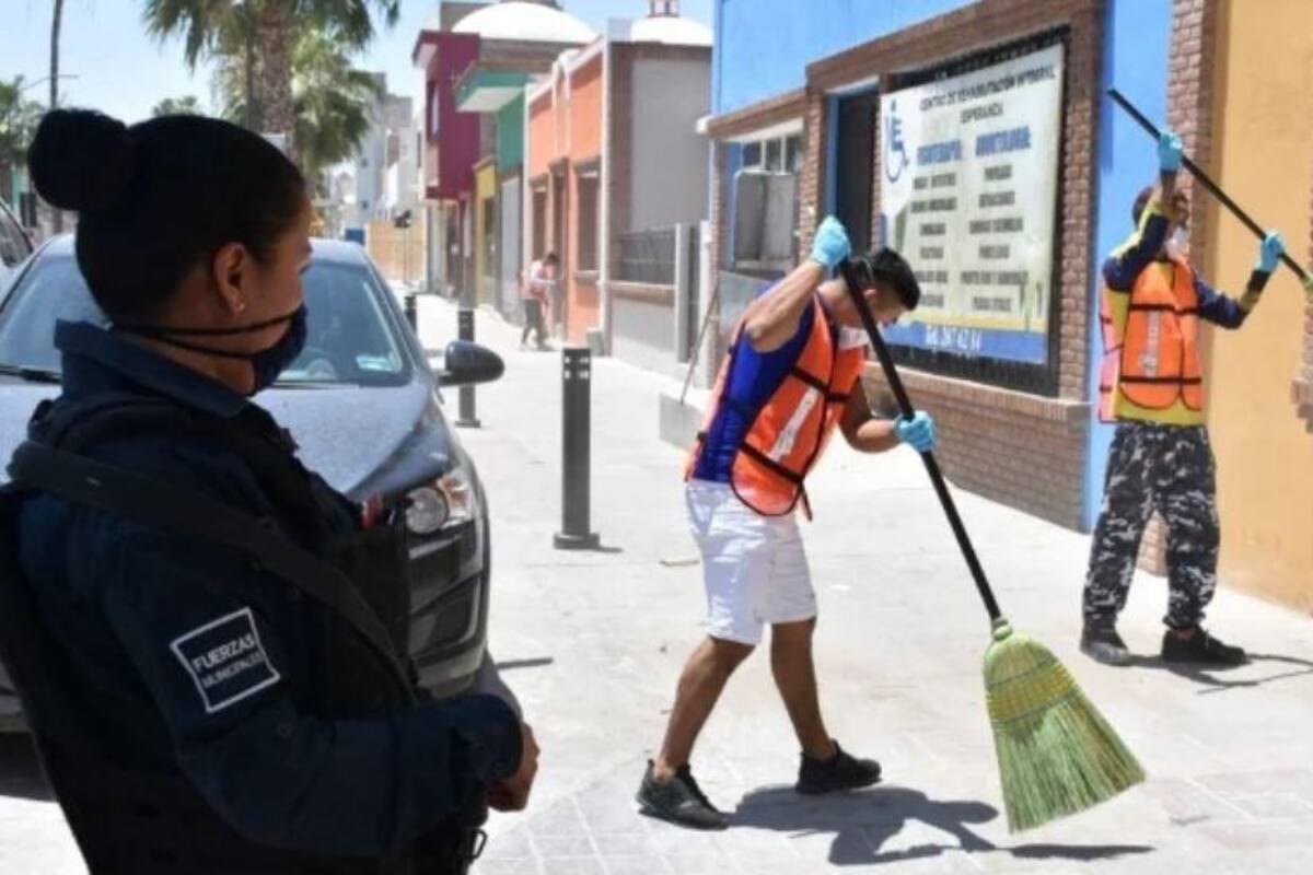 Por violar cuarentena, arrestan a jóvenes y los ponen a barrer calles de Durango
