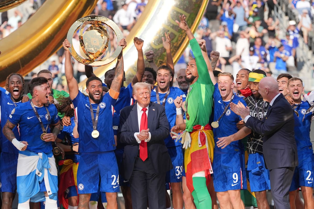 Reece James, del Chelsea, alza el trofeo del Mundial de Clubes, junto al presidente estadounidense Donald Trump, el domingo 13 de julio de 2025, en East Rutherford, Nueva Jersey (AP Foto/Seth Wenig)