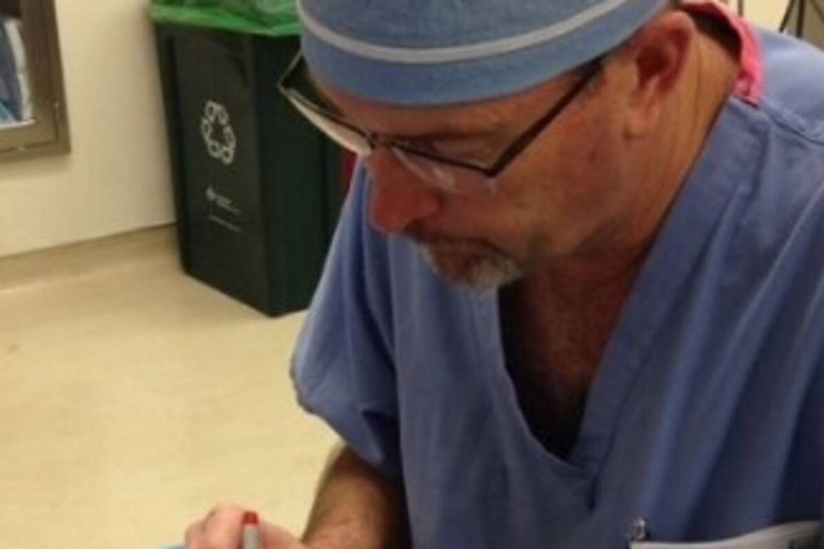 Cirujano levanta el ánimo de sus pequeños pacientes con dibujos en las gasas