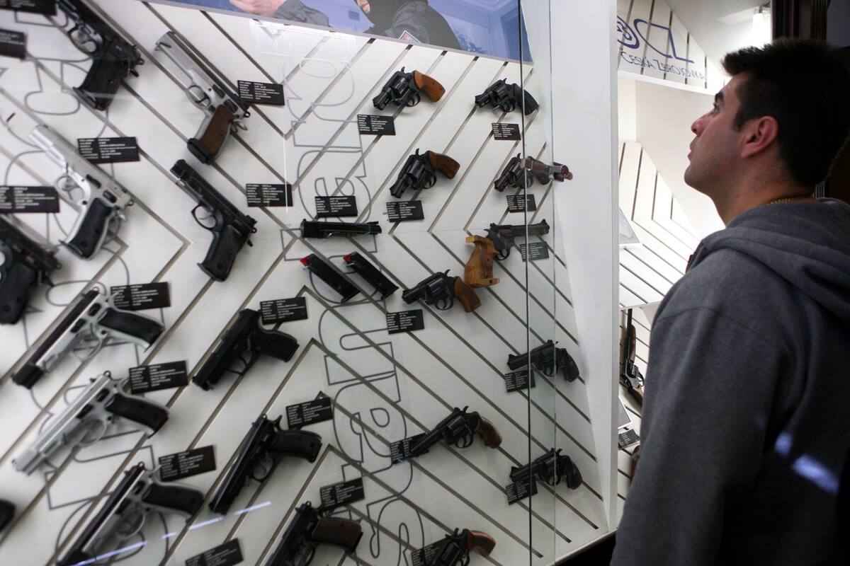 Aumenta venta de armas en EU por miedo a efectos del coronavirus