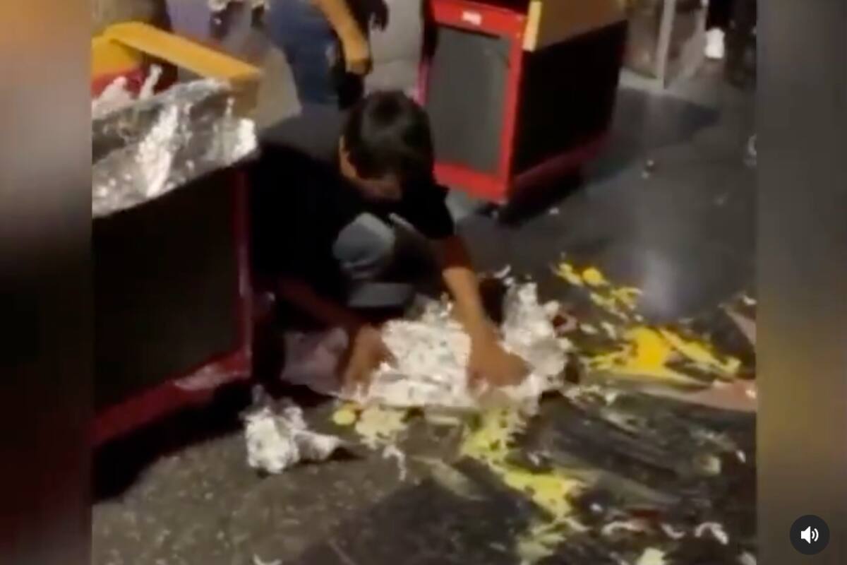 Voltean carrito de Hot Dogs, denuncian supuesto ataque racista