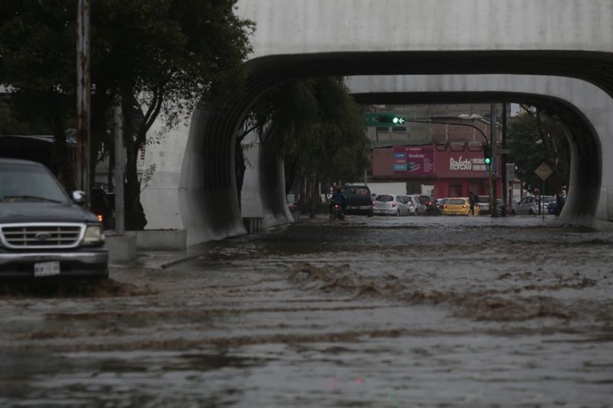 Tormenta de granizo en Toluca deja calles y casas inundadas