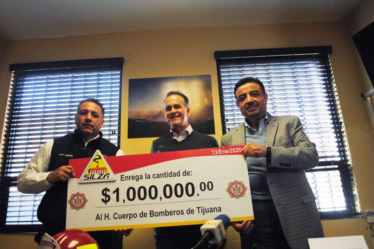 Reciben Bomberos de Tijuana donativo por un millón de pesos