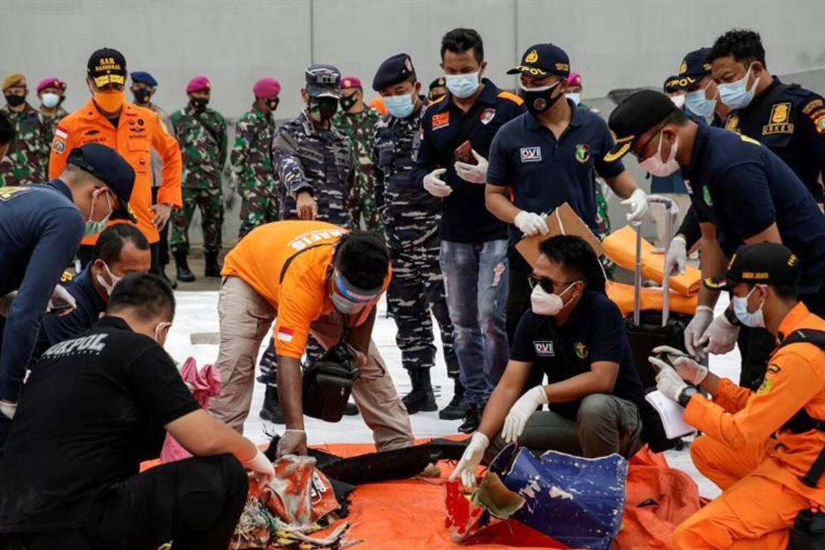 Localizan el avión con 62 personas que se precipitó al mar en Indonesia