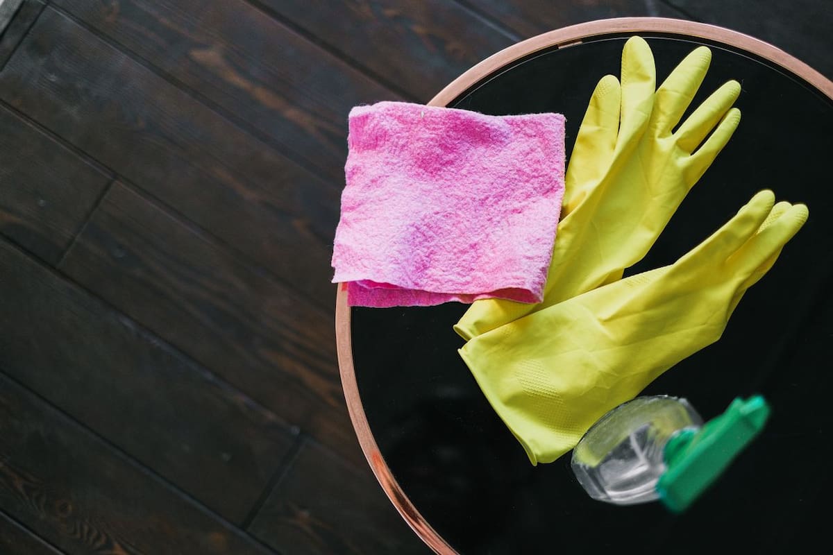 Para aplicar el vinagre, basta con humedecer una toalla de papel con el líquido, envolver la llave, cubrirla con una bolsa de plástico y dejar actuar durante toda la noche. | Foto: Pexels