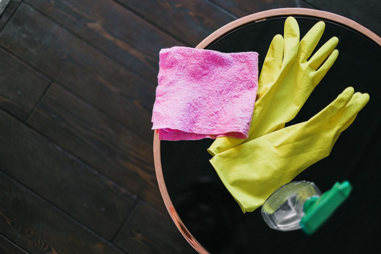 Para aplicar el vinagre, basta con humedecer una toalla de papel con el líquido, envolver la llave, cubrirla con una bolsa de plástico y dejar actuar durante toda la noche. | Foto: Pexels