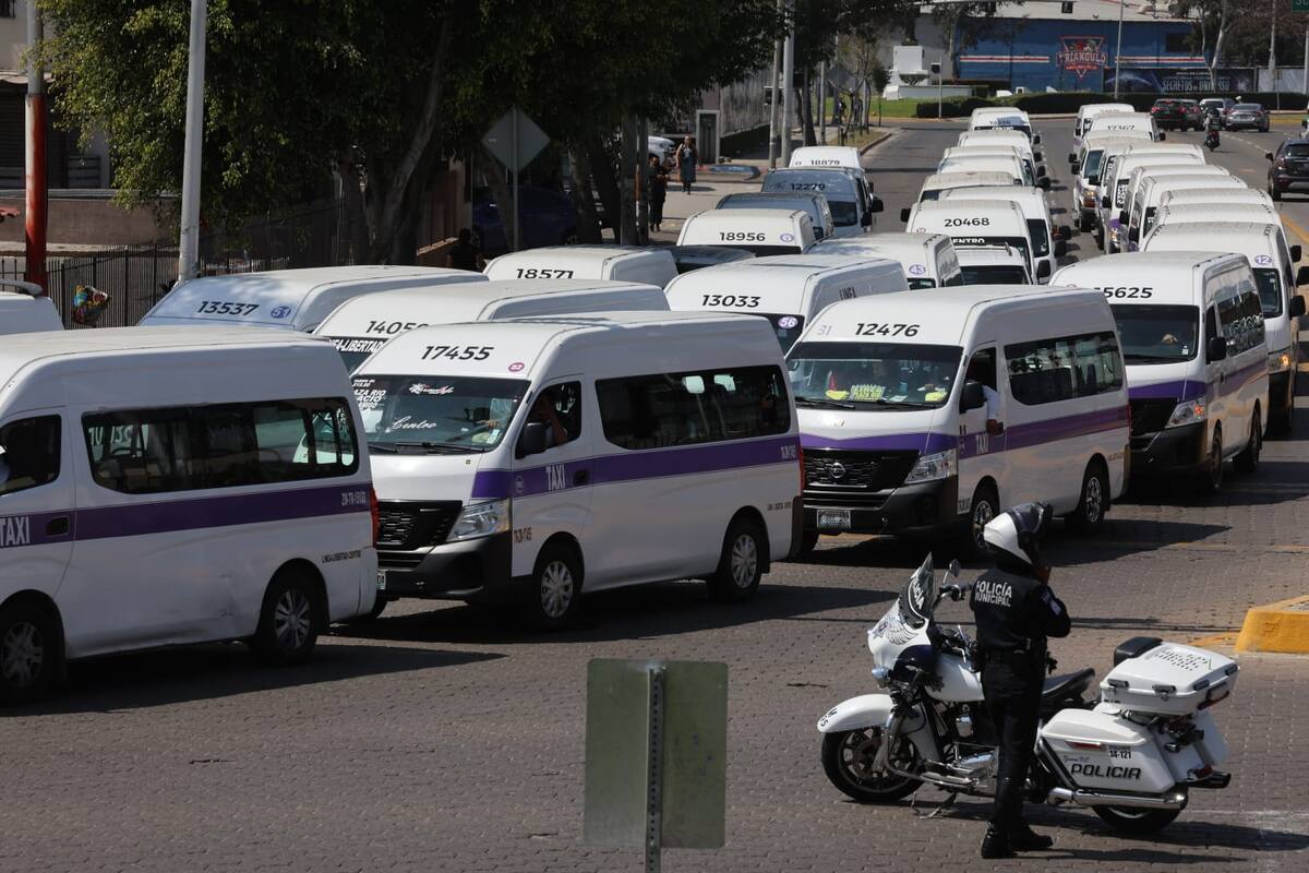 Decenas de taxis de ruta Libertad-Centro, taxis de sitio y libres marcharon por las calles de la Zona Centro y Río.