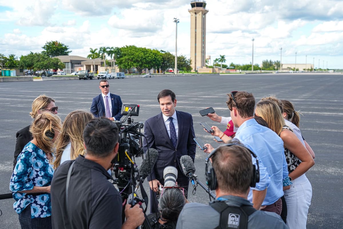Marco Rubio llega a México para firmar acuerdo de seguridad y reunirse con Claudia Sheinbaum; fue recibido en el AIFA por Juan Ramón de la Fuente