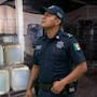 Policía olió huachicol a metros y al seguir el aroma descubrió más de 100 mil litros de hidrocarburo en cisternas y una pipa abandonada