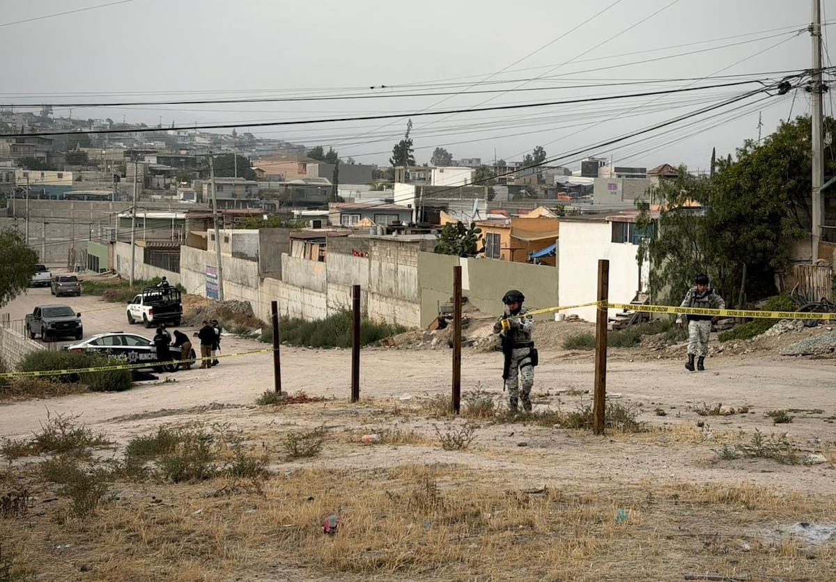 El hallazgo fue reportado durante la mañana de este lunes en la colonia Ejido Francisco Villa, donde autoridades localizaron a una persona sin vida con visibles huellas de violencia. Foto: Border Zoom